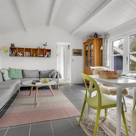 2 Bedroom Beautiful In Casa vacanze