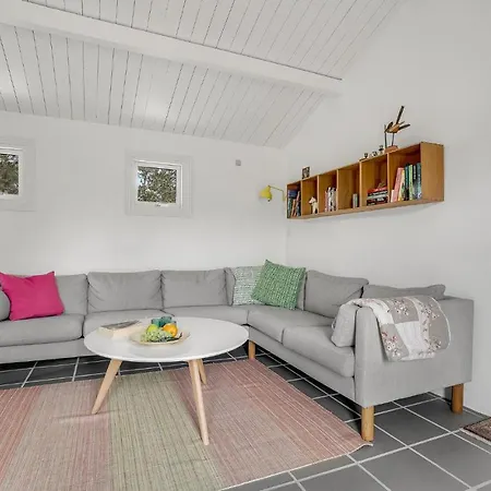 2 Bedroom Beautiful In Casa vacanze